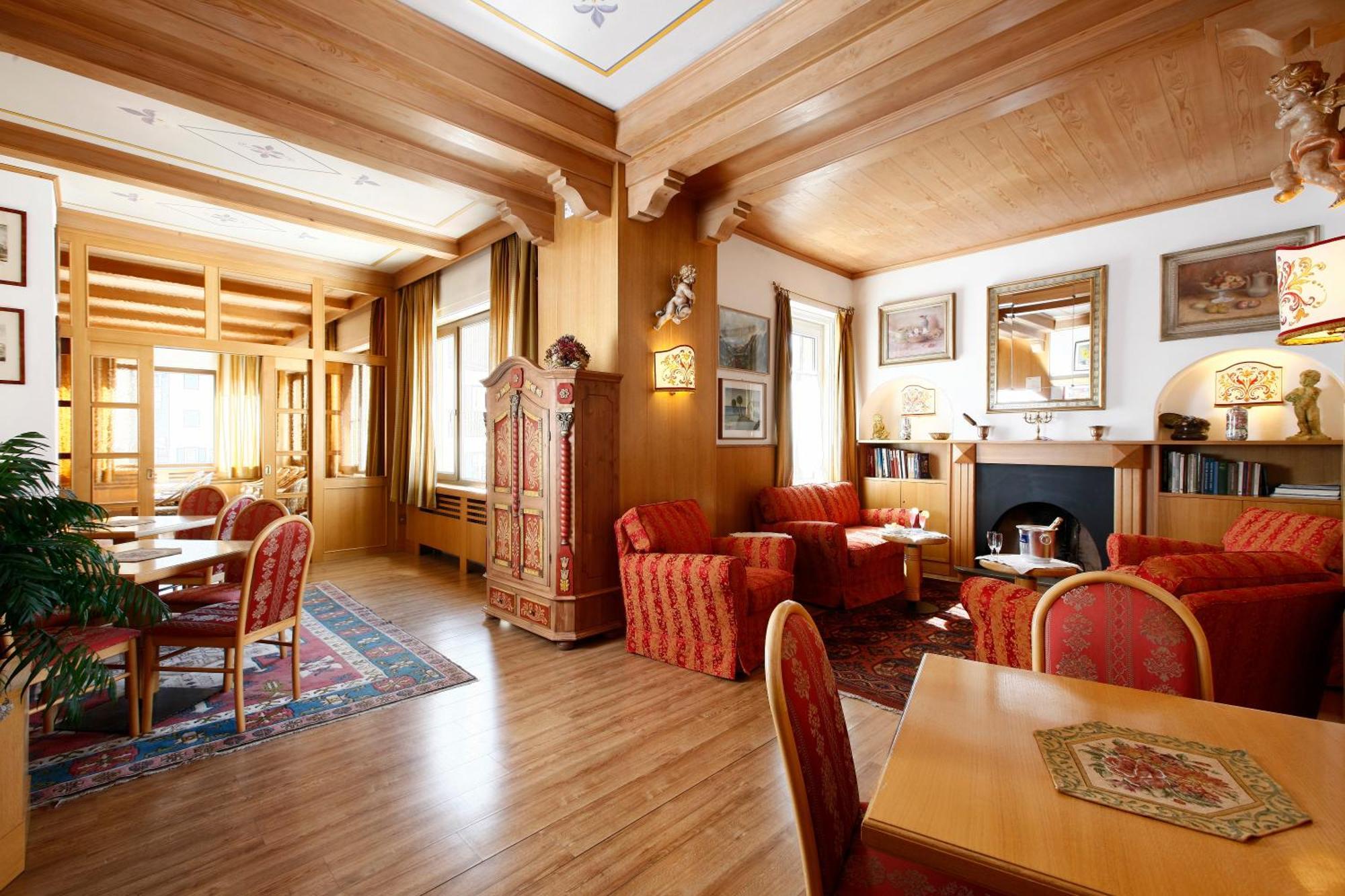 Hotel Regina Cortina d'Ampezzo Exterior photo